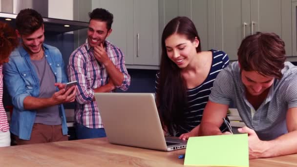 Amigos felices en la cocina — Vídeos de Stock