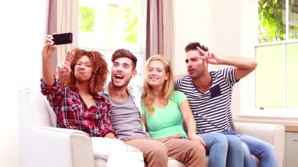 Счастливые друзья делают селфи на диване — стоковое видео