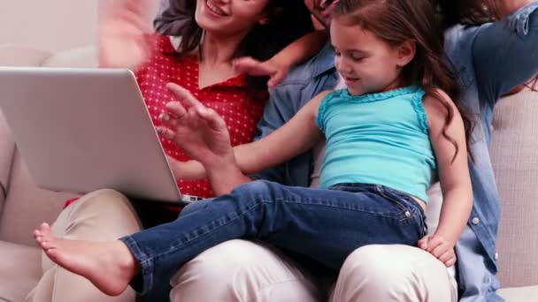 Familia haciendo chat de vídeo en el ordenador portátil — Vídeo de stock