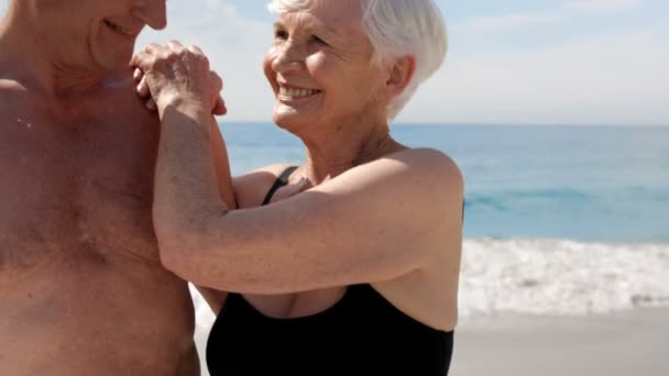 Retired couple kissing and hugging — Stock Video