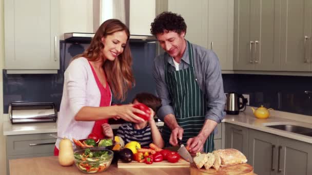 Familia feliz preparando verduras juntos — Vídeos de Stock