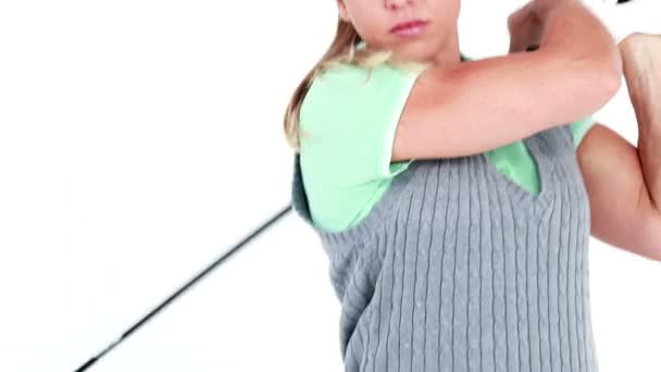 Śliczna blondynka golf gra — Wideo stockowe