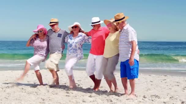 Старшие друзья танцуют — стоковое видео
