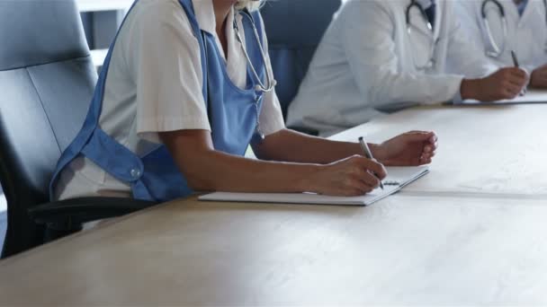 Concentrated doctors at a meeting — Stock Video