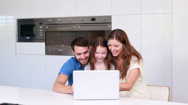 Familia con hija usando laptop — Vídeos de Stock