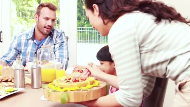 Moeder lunch serveren aan haar familie — Stockvideo