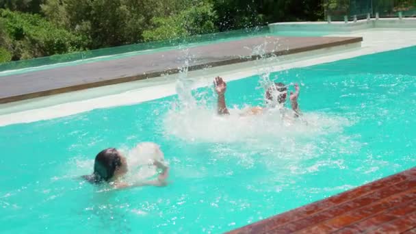 Paar spielt im Schwimmbad — Stockvideo