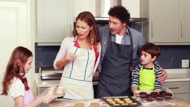 Família feliz cozinhar juntos — Vídeo de Stock