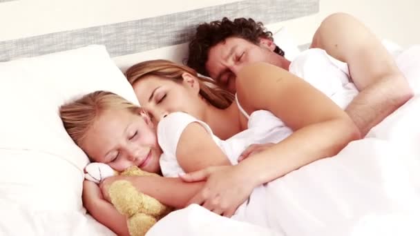 Familia feliz durmiendo juntos — Vídeos de Stock