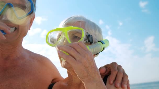 Pareja usando snorkels — Vídeo de stock