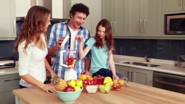 Glückliche Familie macht Smoothie — Stockvideo