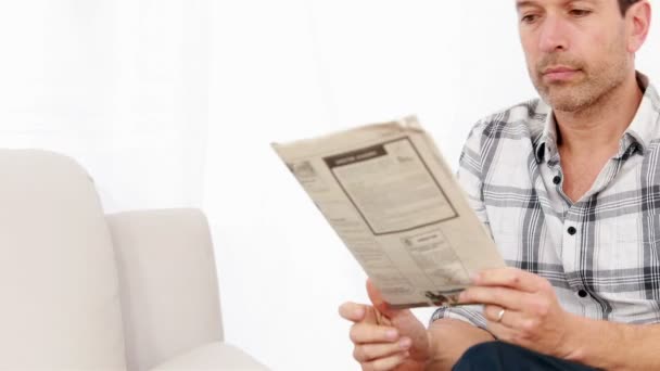 Man reading newspaper — Stock Video