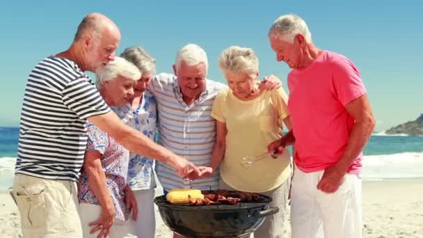 Amici anziani che fanno barbecue — Video Stock