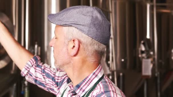 Працівник пивоварні перевіряє продукт — стокове відео