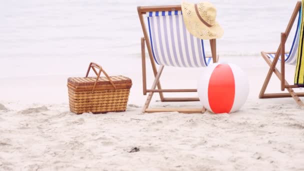 Liegestühle im Sand — Stockvideo