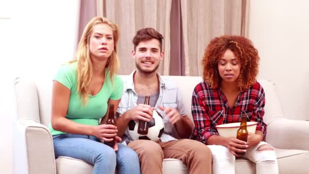 Vrienden, tv kijken tijdens het eten popcorn — Stockvideo