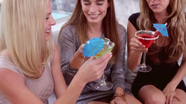 Милые друзья пьют коктейль — стоковое видео