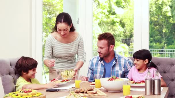 Moeder eten serveren aan haar familie — Stockvideo