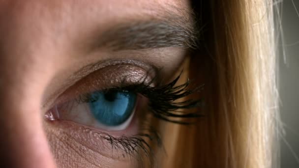 Abertura dos olhos azuis — Vídeo de Stock