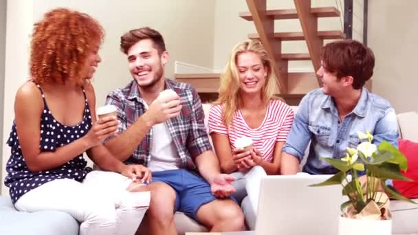 Друзья пьют кофе и используют ноутбук — стоковое видео