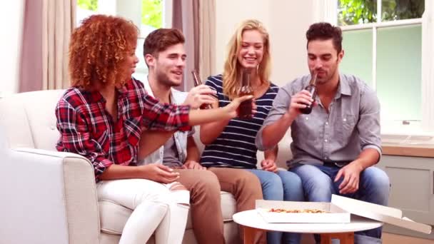 Amigos bebendo cerveja e comendo pizza — Vídeo de Stock