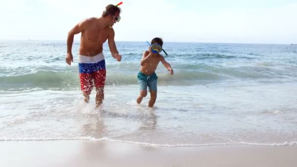 Vater und Sohn haben Spaß mit Wellen — Stockvideo