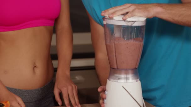 Midsection de um par que prepara um smoothie — Vídeo de Stock