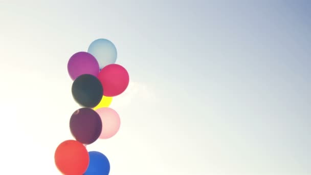 Ballons colorés flottant dans l'air — Video