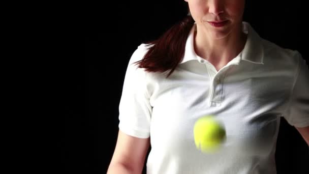 Jugador de tenis jugando con pelota y raqueta — Vídeos de Stock