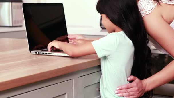 Mãe e sua filha usando laptop — Vídeo de Stock