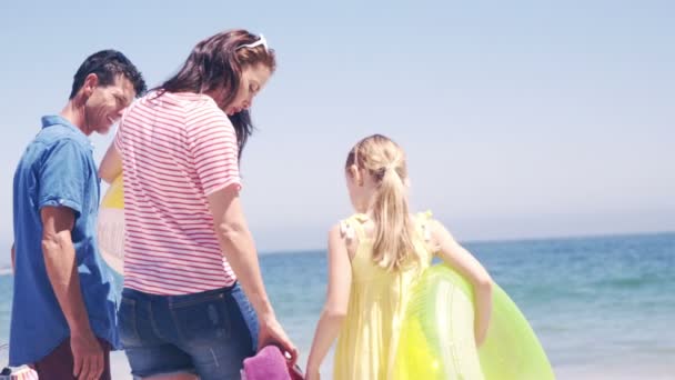 Familia yendo a la playa — Vídeos de Stock