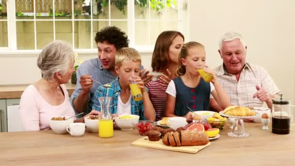 Família feliz tomando café da manhã juntos — Vídeo de Stock