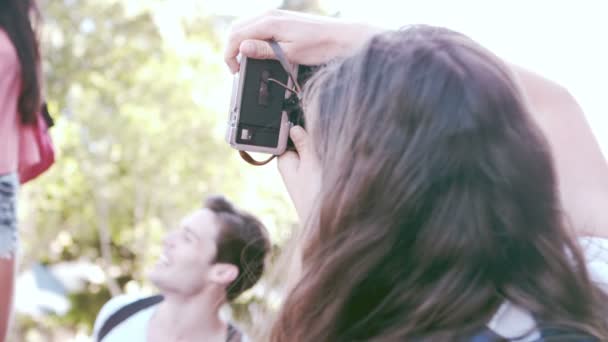Друзья-хипстеры фотографируются со старой камерой — стоковое видео