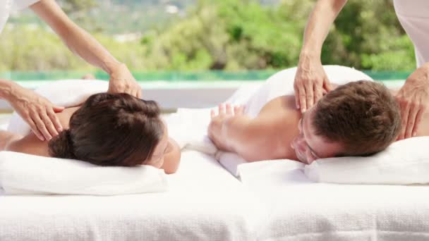 Couple recevant un massage du dos — Video