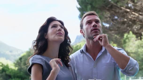 Jeune couple pointant du doigt — Video