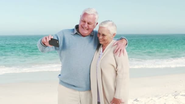 Vieux couple prenant selfie avec smartphone — Video