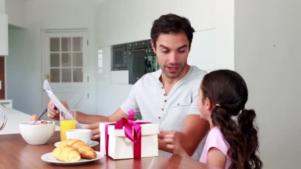 Schattig meisje geven aan vader aanwezig — Stockvideo