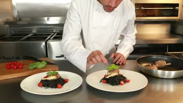 Riguroso cocinero cabeza hacer la presentación platos — Vídeos de Stock