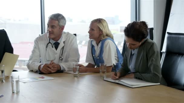 Empresario hablando con el equipo médico — Vídeos de Stock