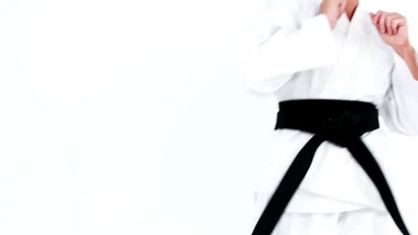 Allvarliga idrottskvinna praxis judo — Stockvideo