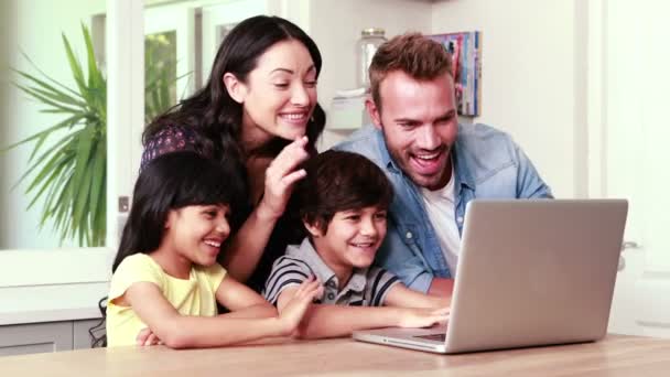 Famiglia che fa video chat sul computer portatile — Video Stock