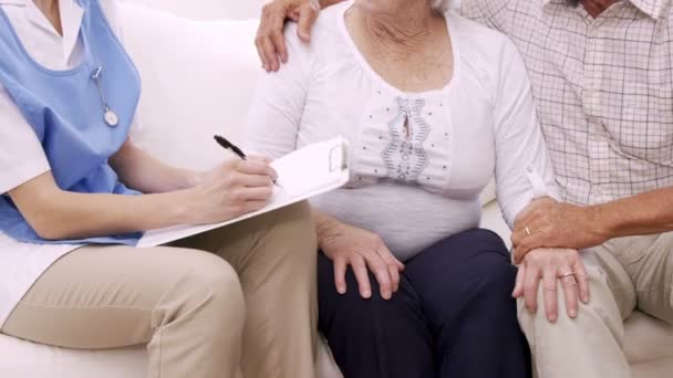Seniorenpaar im Gespräch mit Krankenschwester — Stockvideo