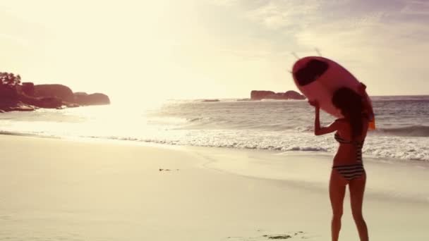 Щаслива брюнетка тримає дошку для серфінгу — стокове відео