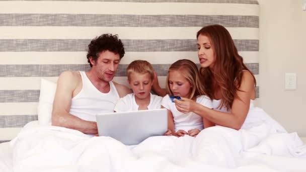 Familjen handla online med laptop — Stockvideo