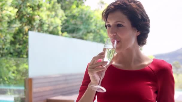 Femme buvant du champagne dehors — Video