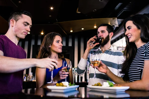 Vrienden hebben glas wijn — Stockfoto