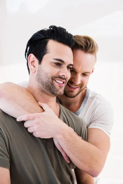 Улыбающаяся гей-пара обнимается — стоковое фото