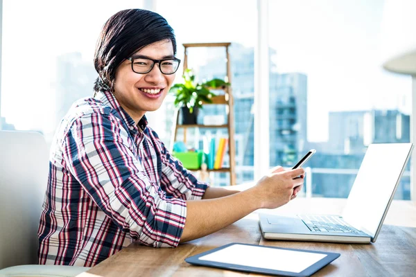 Hipster businessman using smartphone — Stock Photo, Image