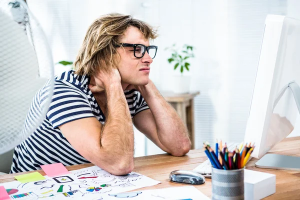 Besorgter Hipster-Geschäftsmann sitzt im Amt — Stockfoto