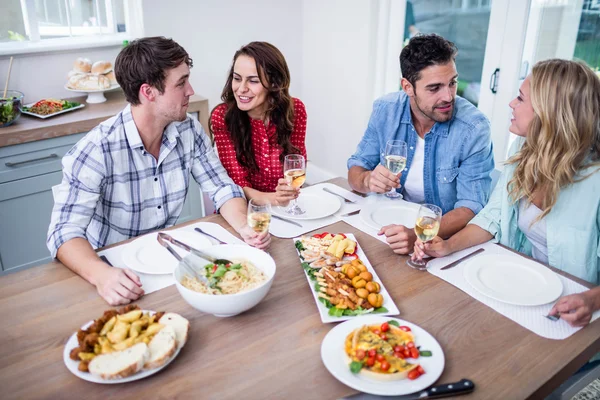 Couple friends eating together — Stock Photo, Image